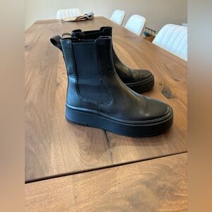 Women’s Black boots